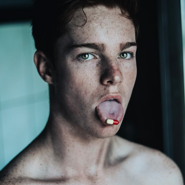 Парень с таблеткой