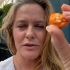 Люди обеспокоены видео Алисии Сильверстоун, на котором она ест ядовитое растение