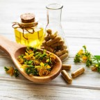 Эксперты рассказали об опасных свойствах популярных добавок со зверобоем