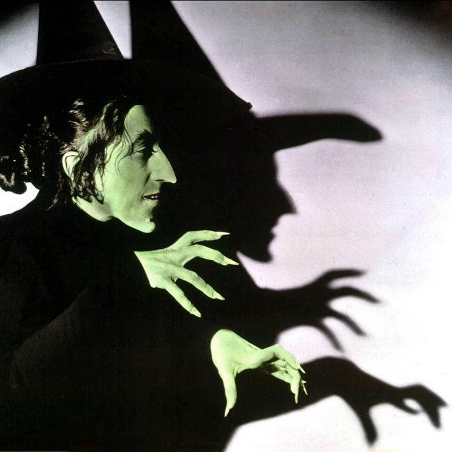 Как метлы, котлы и остроконечные шляпы стали ведьмовскими атрибутами