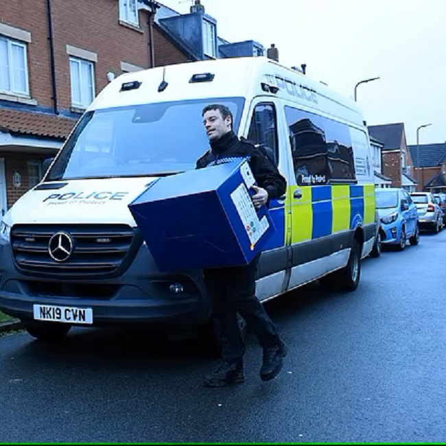 Полицейский с вещдоками