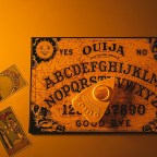 Доска Уиджа не свяжет с умершими, но много расскажет о вас самих