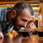 Мужчина рассказал, как алкоголь завладел его жизнью, но отказаться от него оказалось просто: S02EP21