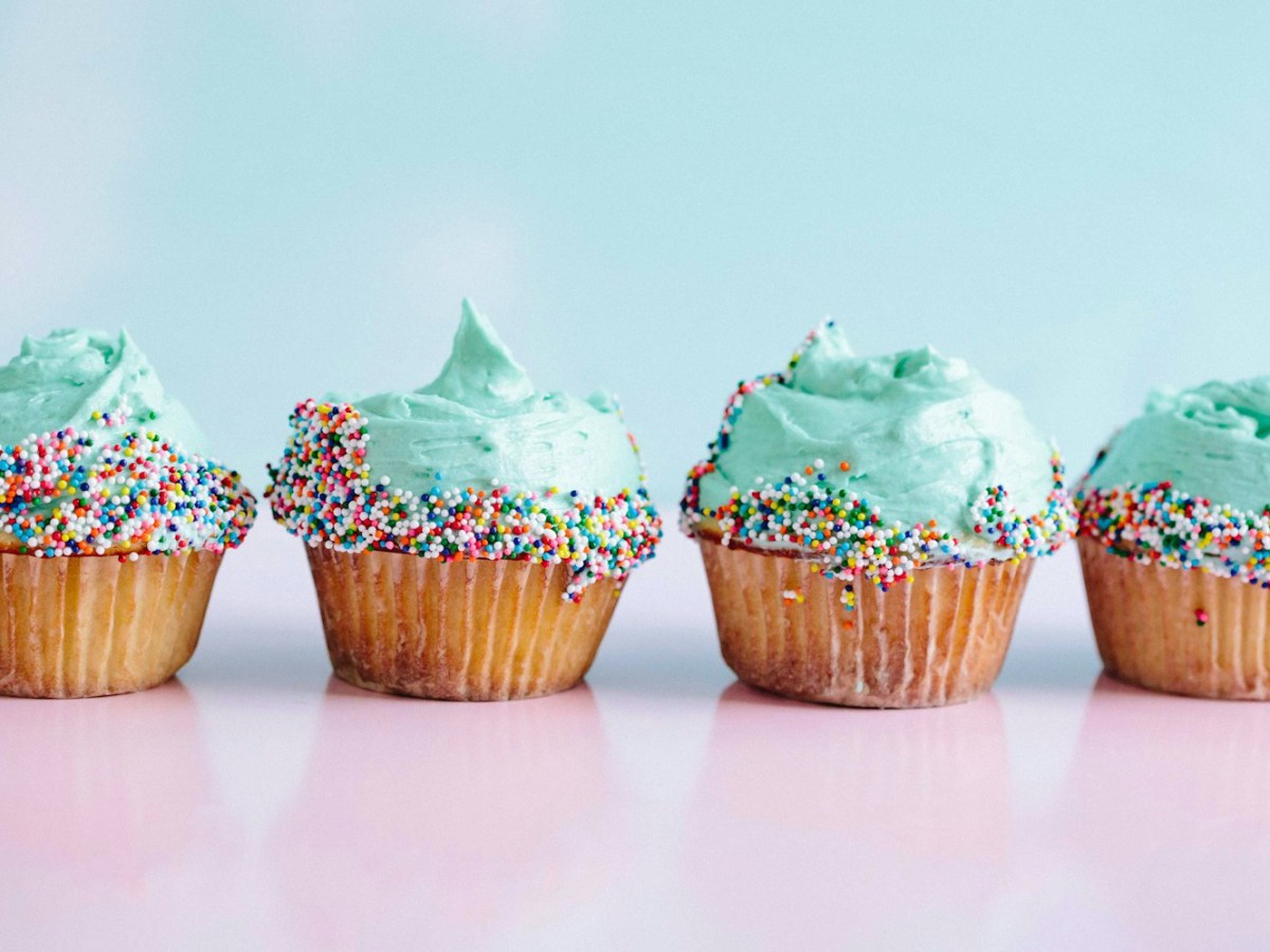 «Для самой красивой девушки»: тинейджерка отравила подругу кексом с мышьяком из ревности