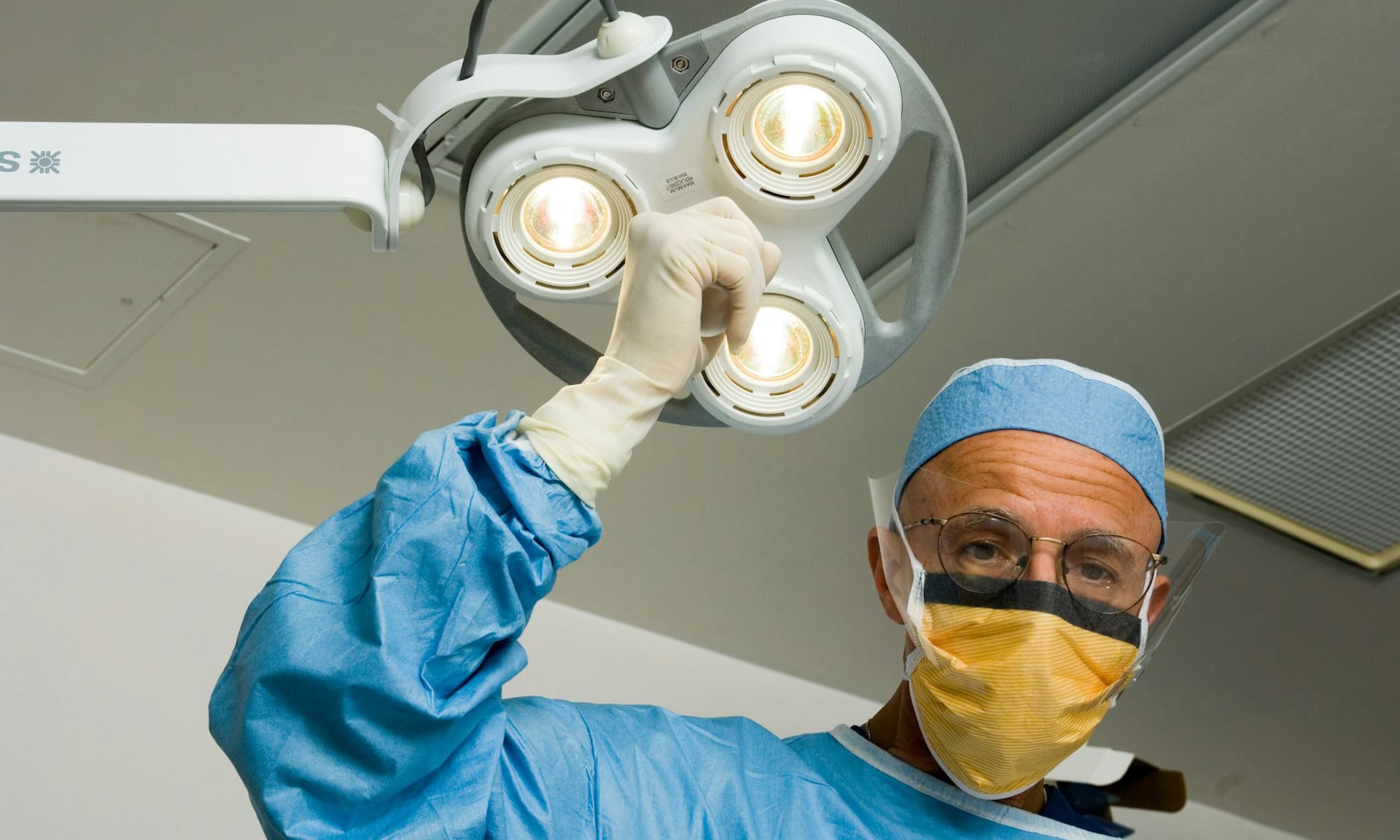 Еще один врач: звездный французский доктор предстанет перед судом в процессе об отравлении 12 пациентов