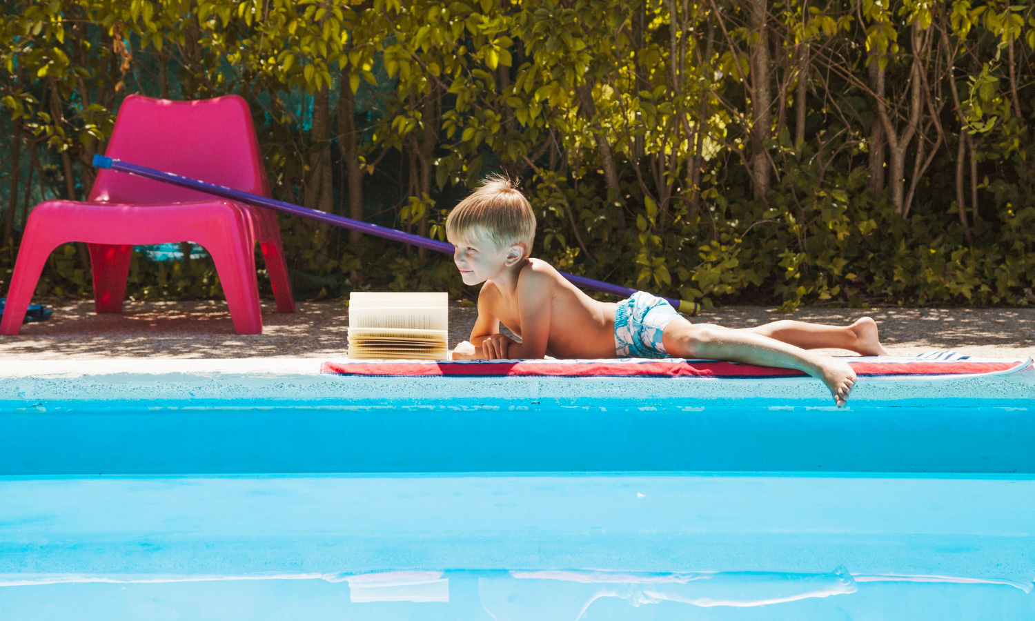 Мать двух мальчиков, утонувших в бассейне, обвинили в преступлениях, связанных с наркотиками