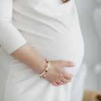 Инфлюенсерки зарабатывают миллионы, продвигая «дикие» роды и повышая детскую смертность: S03EP70