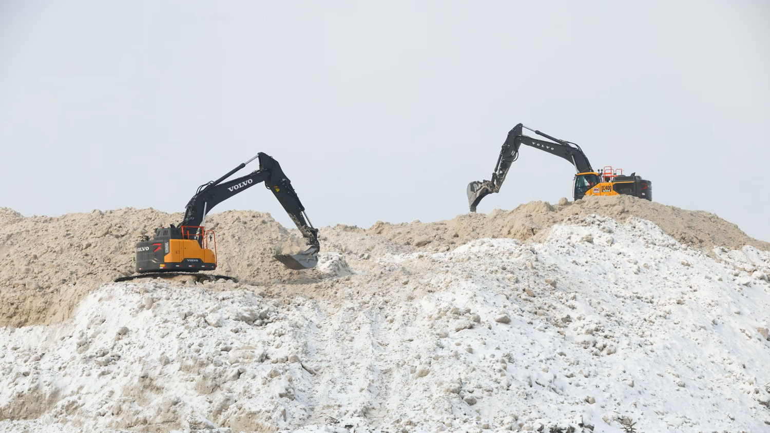 Токсичные горы нетающего снега растут в Торонто: чем они опасны?