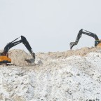 Токсичные горы нетающего снега растут в Торонто: чем они опасны?