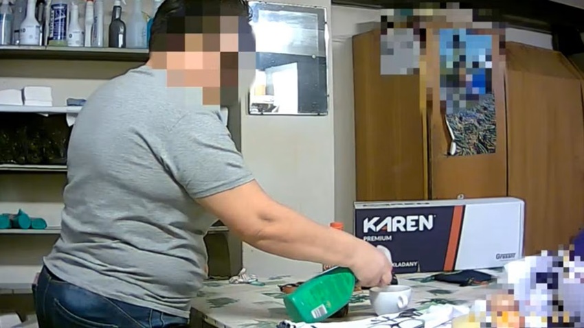 Женщина пыталась отравить коллегу чистящим средством