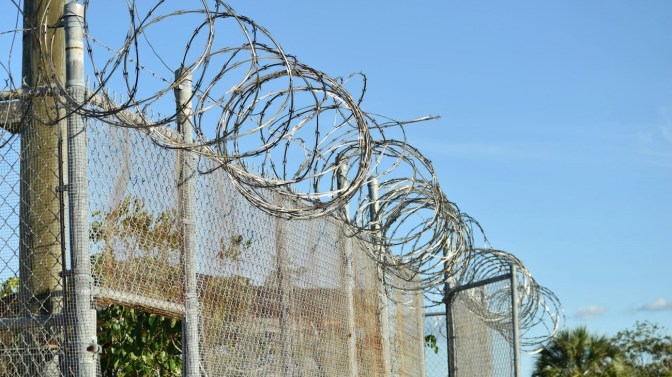 Мужчина, обвиняемый в организации отравлений, пытался воздействовать на свидетелей