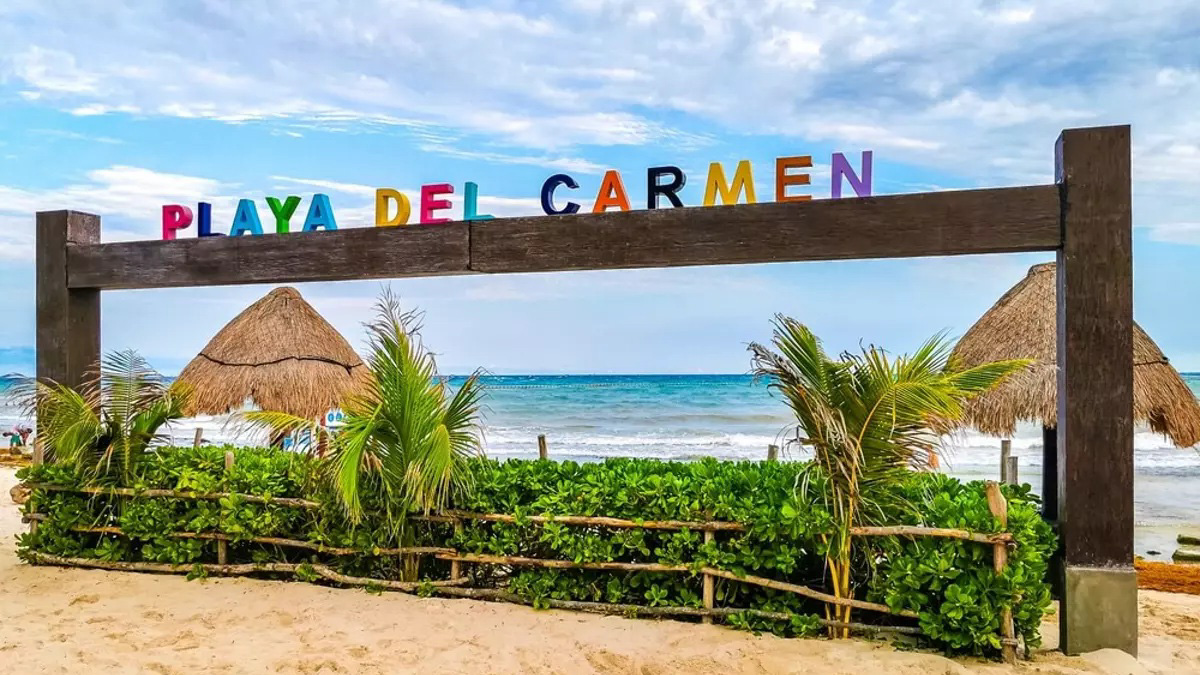 Преподавателя обвинили в неподобающем поведении после массового отравления учениц