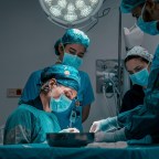 Происхождение анестезии: противостояние ученых, мировые войны и яд для дротиков