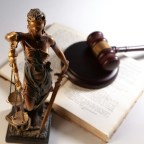 Двое экспертов покинули команду защиты Люси Летби